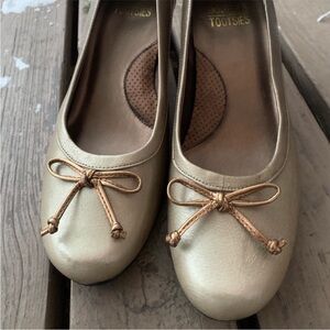 NWOB Mootsies Tootsies Gold Ballet Heeled Shoe with Bow. Size 8.5.